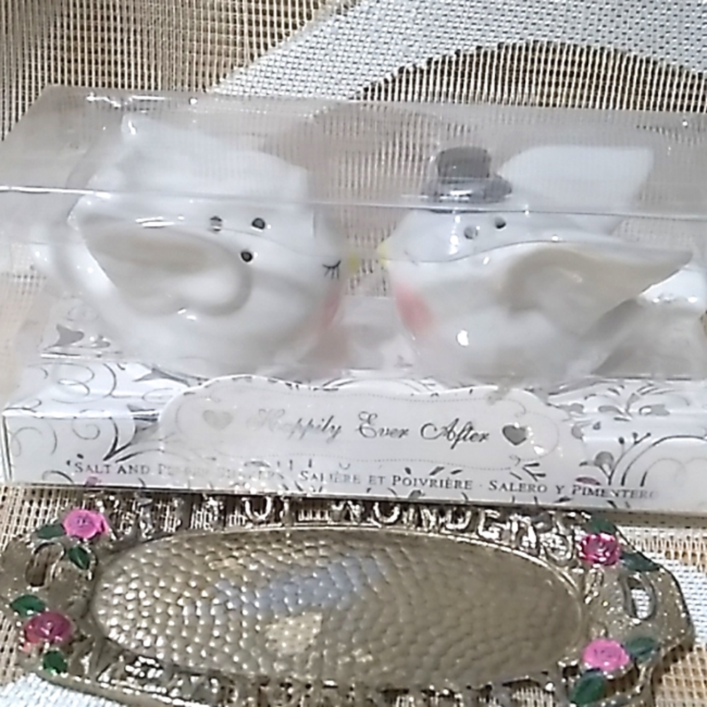 Vintage Unopened "Bird" Bride & Groom Salt&Pepper Shakers And New York Souvenir